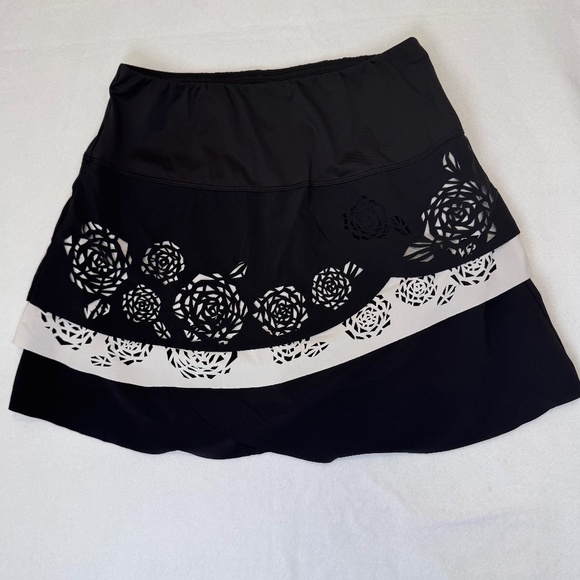Lucky in Love Dresses & Skirts - Lucky In Love Women's Golf 16" Skort Floral Laser Cut Black & White Small